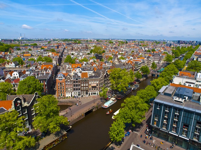 Amsterdam – największe miasto Holandii musi dzielić miano stolicy z mniej znaną Hagą. Amsterdam jest stolicą konstytucyjną, natomiast w Hadze mieści się siedziba holenderskiego rządu, a miasto pełni funkcję stolicy administracyjnej.