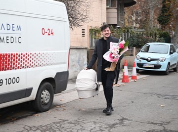 SUPRUG ALEKSANDRE BURSAĆ STIGAO U PORODILIŠTE: Pevač ne skida osmeh sa lica, a svi gledaju šta je poneo sa sobom (FOTO)