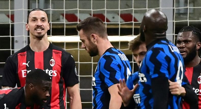 AC Milan's Zlatan Ibrahimovic (L) argues with Inter's Romelu Lukaku (R) during their Italian Cup clash