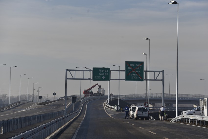 U slučaju saobraćajke na nekom autoputu, javlja se problem čija ekipa Hitne pomoći treba da dođe do mesta nesreće