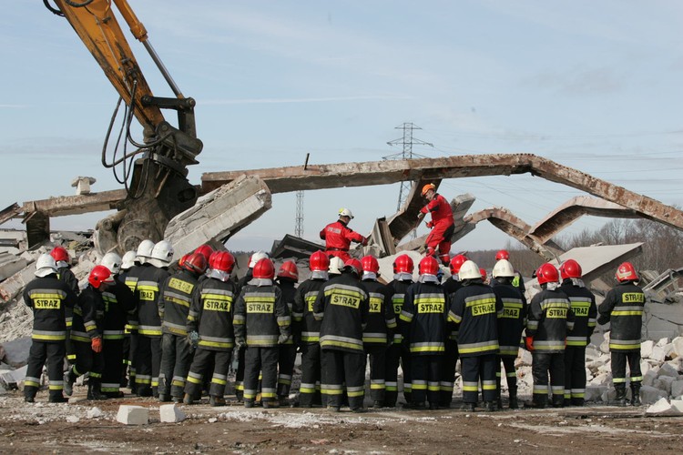 Akcja straży pożarnej na miejscu katastrofy budowlanej