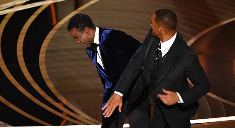 Will smith giflant l'humoriste Chris Rock lors de la cérémonie des Oscars 2022