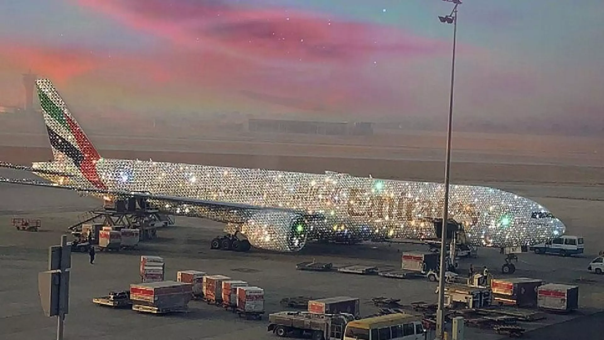 Wysadzany diamentami samolot z Dubaju stał się viralem. Internauci dali się nabrać
