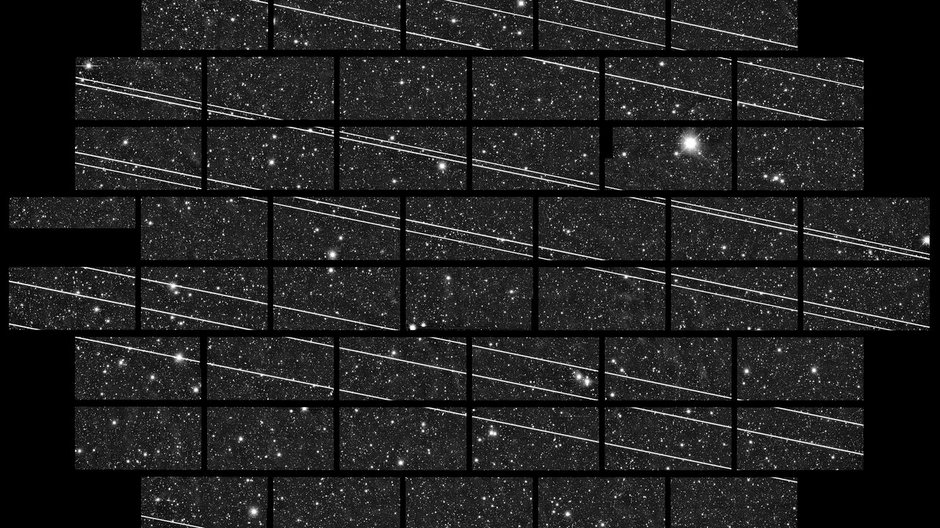 Przykład zakłócenia obserwacji astronomicznych przez konstelację satelitów Starlink. Fotografia o 333-sekundowej ekspozycji, została wykonana w 2019 roku przez Víctor M. Blanco 4-meter Telescope znajdujący się w Cerro Tololo Inter-American Observatory