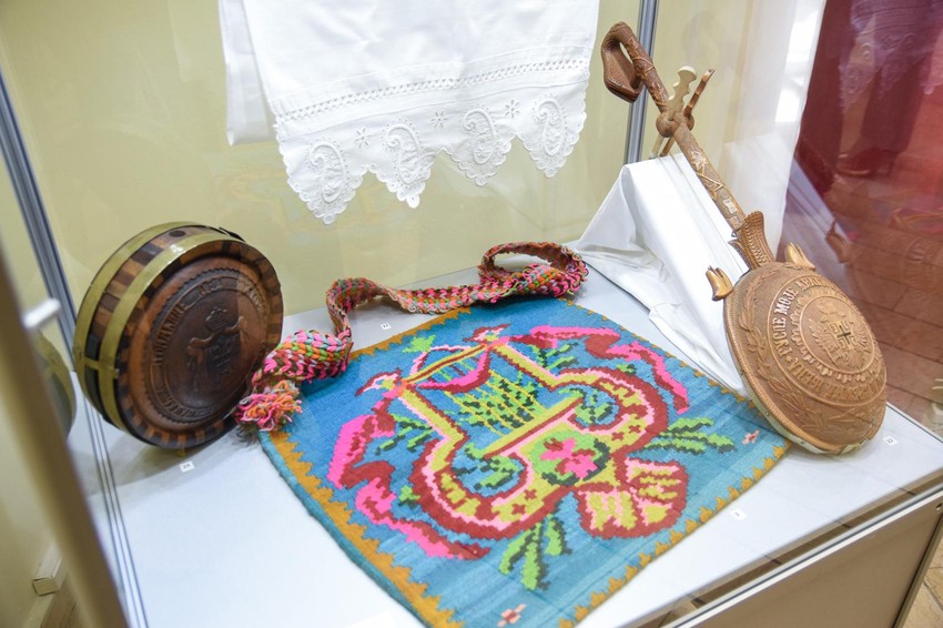 Povodom Dana državnosti u muzeju Vojvodine u Novom Sadu otvorena je izložba "Simboli državnosti na etnološkim predmetima"