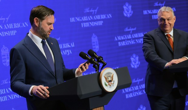 Džej Di Vens proverava telefon nakon pitanja o Iranu tokom konferencije sa Viktorom Orbanom u Budimpešti 7.aprila