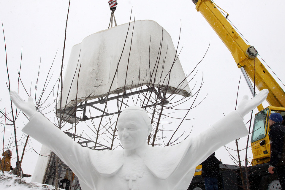 Ruszył montaż gigantycznego pomnika papieża