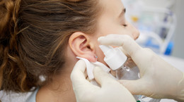 Przekłuwanie uszu - popularne metody piercingu. Jak pielęgnować ucho po przekłuciu?