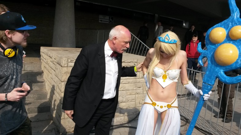 IEM 2015 Janusz Korwin-Mikke z cosplayerką