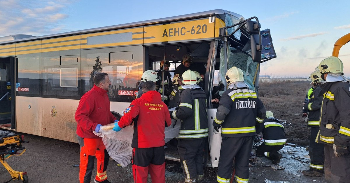 Durva helyszíni fotók jöttek a ma reggeli debreceni buszbalesetről