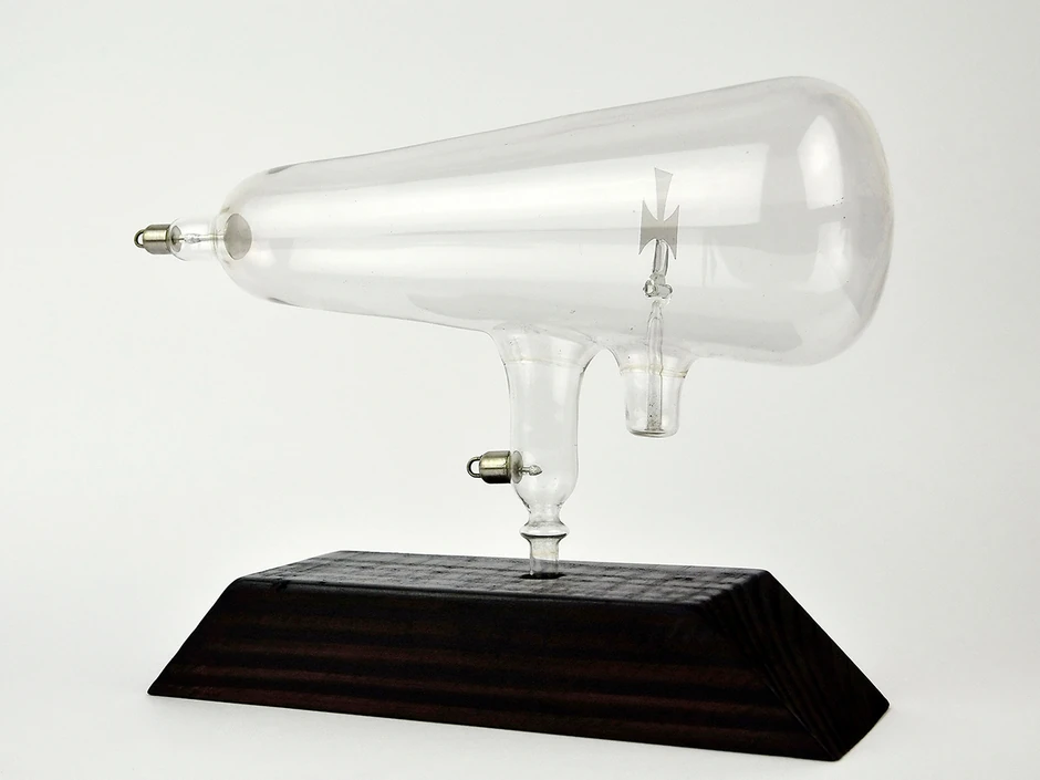 Kruksova cev-preteča katodnih cevi ekrana televizora, prva polovina 20. veka