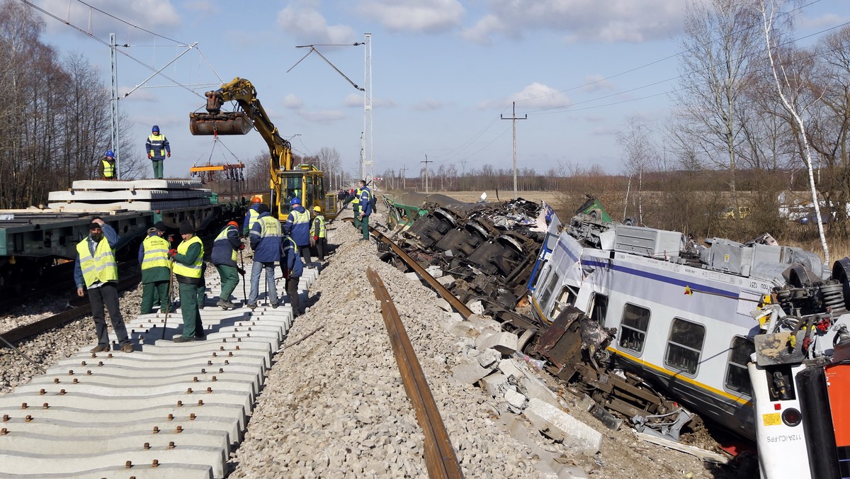 Dzisiaj poinformowano o nowych faktach w sprawie katastrofy kolejowej pod Szczekocinami. Według informacji TVN24, którą potem potwierdziła prokuratura, wynika, że tuż przed katastrofą pojawiły się usterki, i że dyżurny ruchu ze Starzyn o nich wiedział. Dzisiaj także "Rzeczpospolita" dotarła do informacji, z których wynika, że największe instytucje publiczne brały udział w "trwałym systemie korupcyjnym".