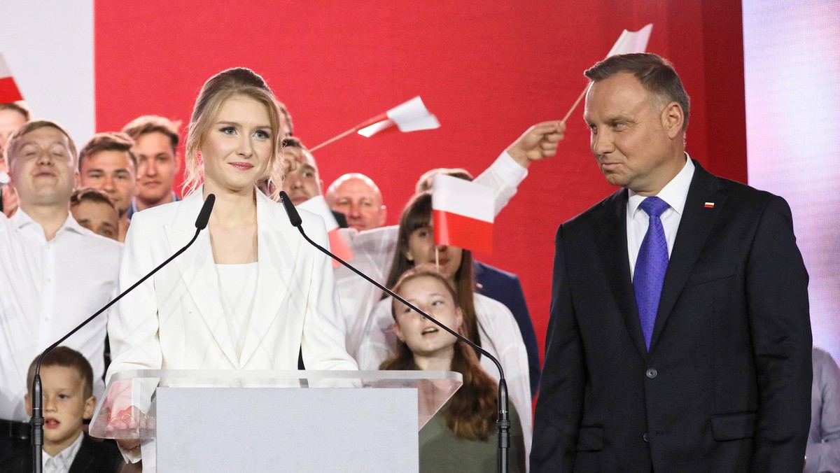 Kinga Duda przemawia podczas wieczoru wyborczego. Wystąpieniu przysłuchują się Andrzej Duda i Agata Kornhauser-Duda