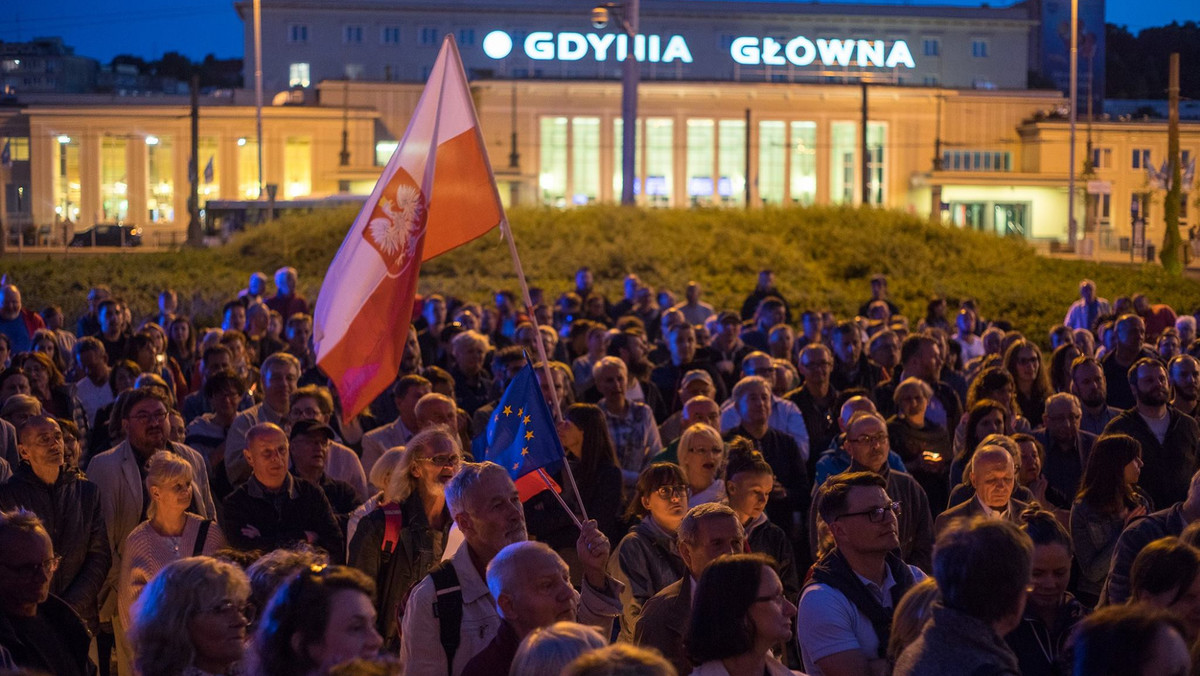 Tłum ludzi protestował wczoraj przed budynkami sądów w Gdańsku i Gdyni. Przyczyną zorganizowania manifestacji były planowane przez PiS zmiany w funkcjonowaniu sądów w Polsce. - Mamy w Polsce demokrację i każdy ma prawo demonstrować – kwitują w rozmowie z Onetem politycy Prawa i Sprawiedliwości.