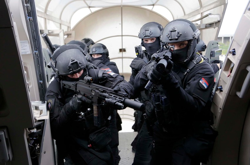 Specijalci na ulazu u avion 