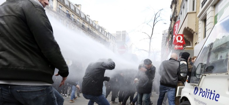 Bitwa z policją w centrum Brukseli. Armatki wodne i hitlerowskie pozdrowienia [ZDJĘCIA]