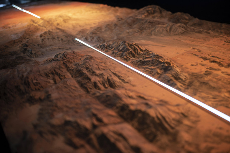 Wystawa "The Line" przedstawiająca projekt miasta Neom w Arabii Saudyjskiej, które ma mieć 170 km długości