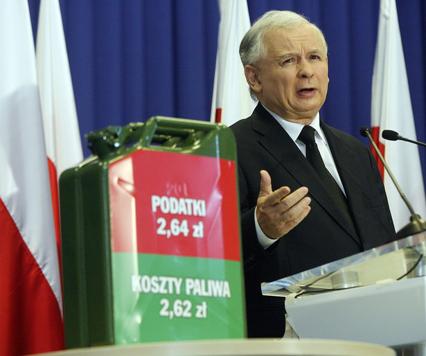 Prezes Prawa i Sprawiedliwości Jarosław Kaczyński 12.08.2011 r. podczas konferencji prasowej nt. "NIE dla benzyny po 6 zł. Jarosław Kaczyński żąda obniżenia akcyzy"