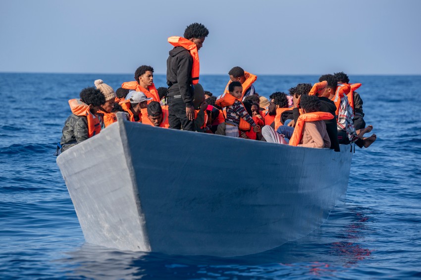 Migranti u krcatom čamcu u Mediteranu severno od Libije 17. juna