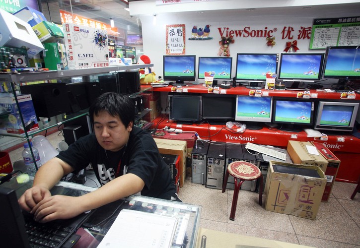 W Chinach kwitnie rynek PC. Z taśm produkcyjnych fabryk w Państwie Środka zjeżdża rocznie aż 320,4 mln komputerów osobistych, co stanowi 90,6 proc. globalnej produkcji. W przeliczeniu na 1000 mieszkańców produkcja PC sięga 238,3 sztuk. Średnia dla świata jest aż 40 razy niższa i wynosi 5,9 komputerów na 1000 osób.