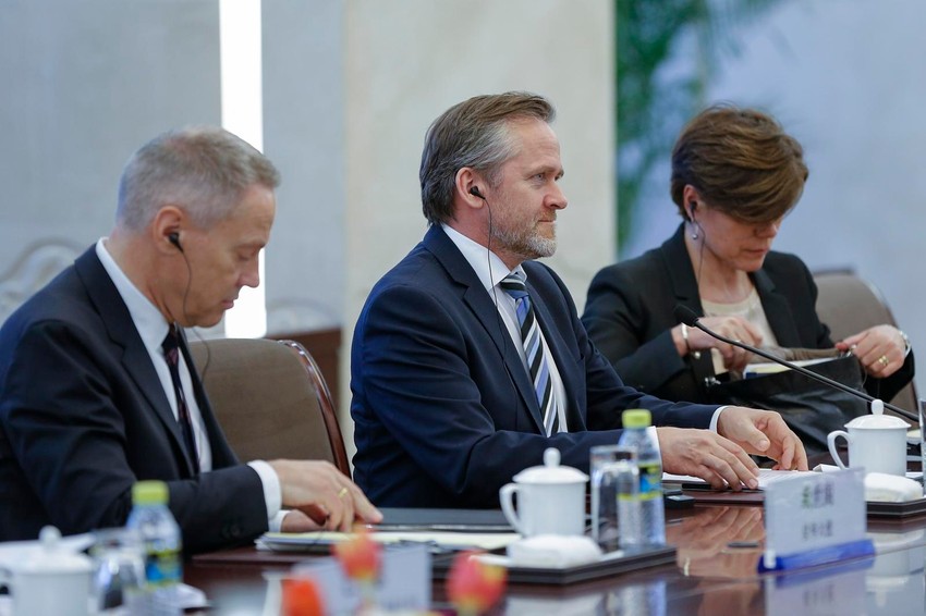 Šef diplomatije Anders Samuelsen (u sredini)