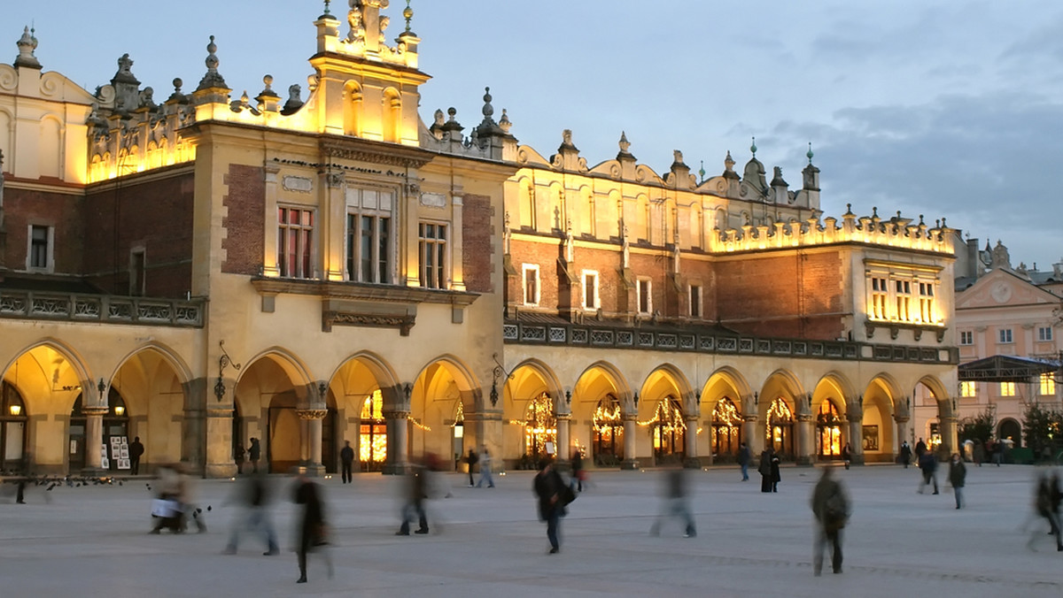 Dalsza decentralizacja, likwidacja urzędów wojewódzkich, wzmocnienie roli konsultacji społecznych - to niektóre propozycje opozycji przedstawione w Krakowie podczas III Europejskiego Kongresu Samorządów. Według opozycji, PiS dąży do centralizacji i zmarginalizowania roli samorządów.