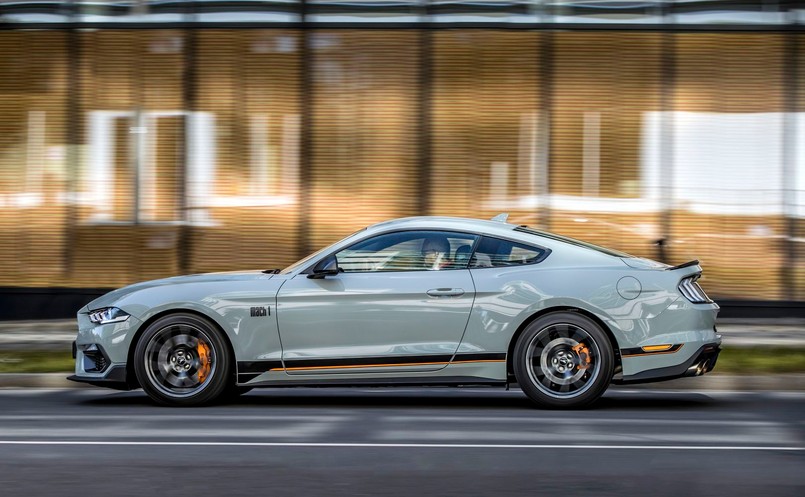 Ford Mustang Mach 1 w kolorze Fighter Jet Gray