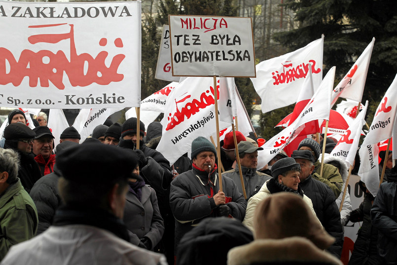Strajk rozpoczął się o świcie na Śląsku. Jako pierwsi zaprotestowali tramwajarze i kierowcy autobusów. Potem byli to także kolejarze i m.in. pracownicy zakładów przemysłowych.