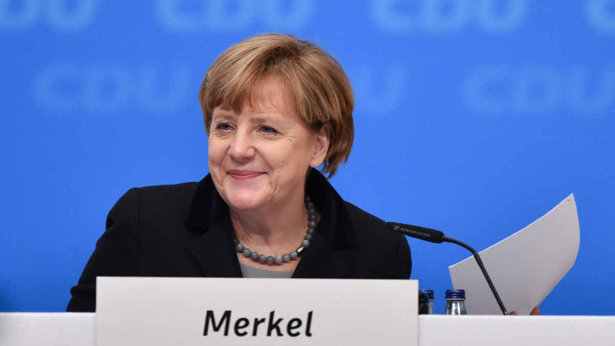 Kanclerz Angela Merkel odniosła spektakularny sukces na zjeździe swojej partii CDU w Karlsruhe. Pomimo wcześniejszych sporów delegaci niemal jednogłośnie poparli proponowaną przez Merkel uchwałę ws. polityki migracyjnej nie przewidującej limitu uchodźców.