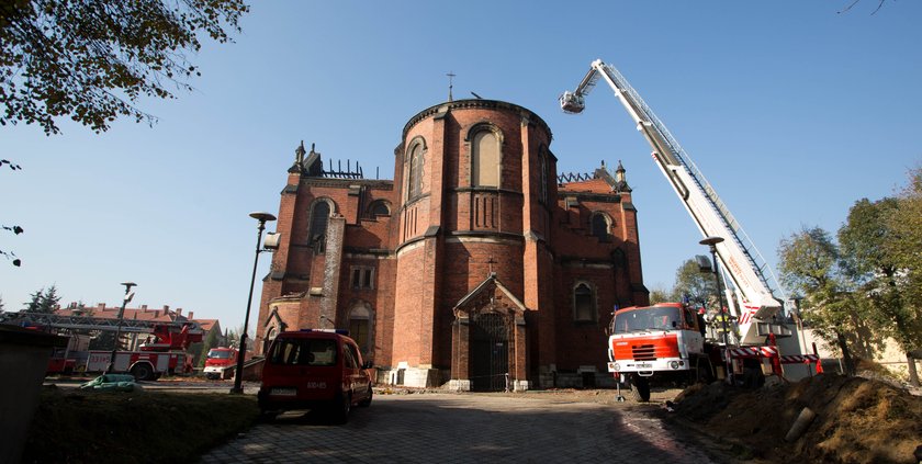 Sosnowiec. Odbudowa katedry po pożarze 