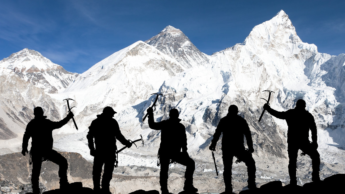 Himalaiści ustanowili  rekordy wieku i czasu wejścia na Mount Everest