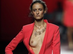 Garnitur i naga pierś na wierzchu! Innowacyjna stylizacja z hiszpańskiego pokazu. FOTO