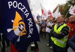 Poczta Polska jak wóz drabiniasty? Pocztowcy protestowali pod resortem