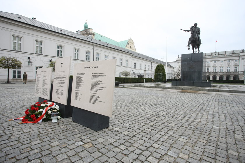 Tymczasowy pomnik pod Pałacem Prezydenckim