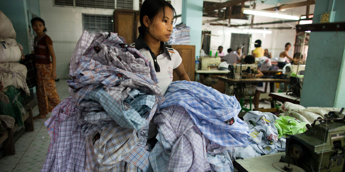 Pracownica jednej z fabryk odzieżowych w Birmie. Grupa europosłów proponuje wprowadzenie unijnych przepisów, które zagwarantują poszanowanie praw człowieka w przemyśle odzieżowym