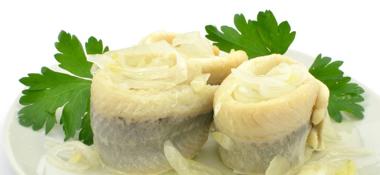 Uwaga na te śledzie! GIS ostrzega, że wykryto w nich bardzo groźną bakterię