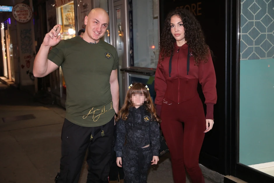 Desingerica sa ćerkom i ženom