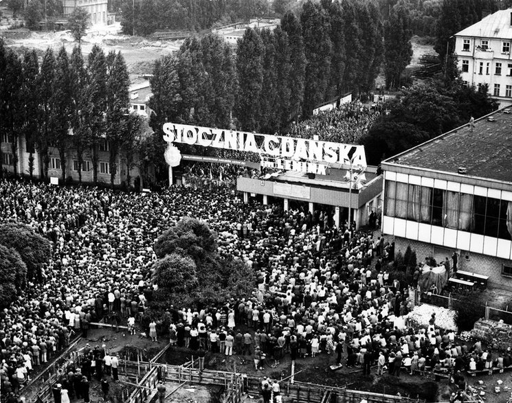 Widok z góry na Bramę nr 2 Stoczni Gdańskiej im. Lenina i tłumy solidaryzujących się ze strajkującymi mieszkańców Gdańska / fot. Zenon Mirota, ecs.gda.pl