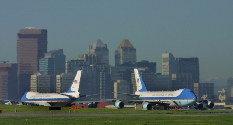 Samolot Air Force One to model Boeing VC-25A, specjalna przeróbka jumbo-jeta. Na zdjęciu dwa samoloty tego typu na lotnisku w Calgary.