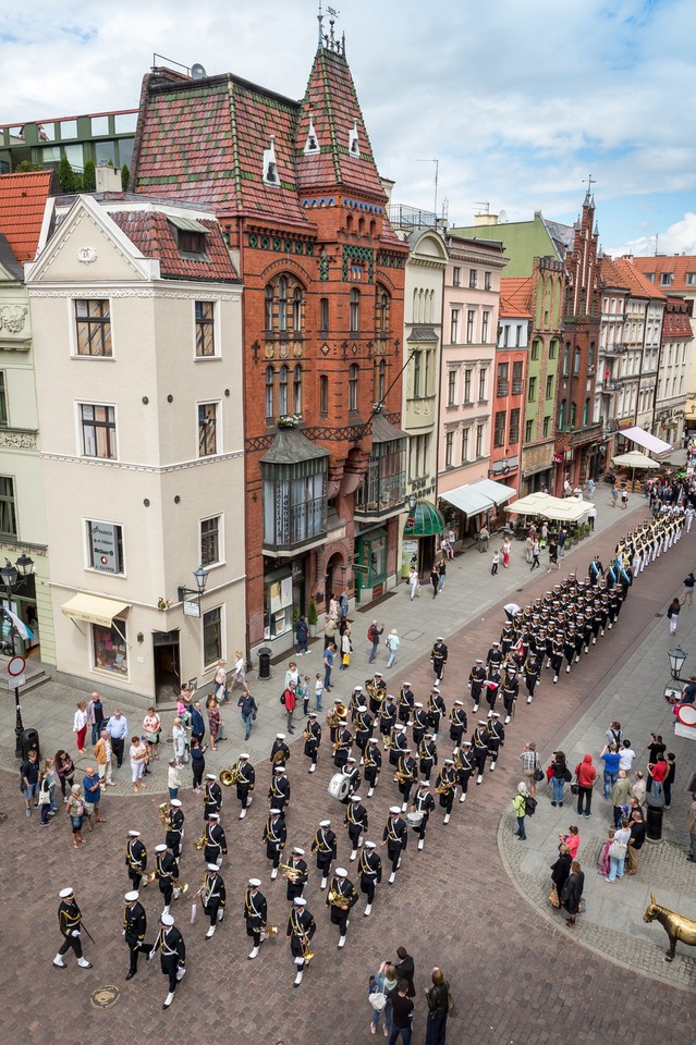 TORUŃ 95-LECIE OFICERSKIEJ SZKOŁY MARYNARKI WOJENNEJ (przemarsz)