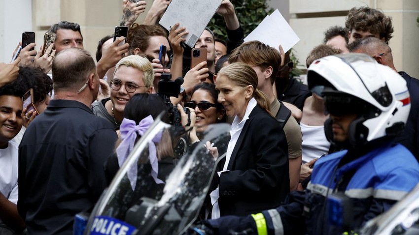 Selin Dion sa obožavateljima isped hotela u Parizu | Foto: Gonzalo Fuentes/Reuters