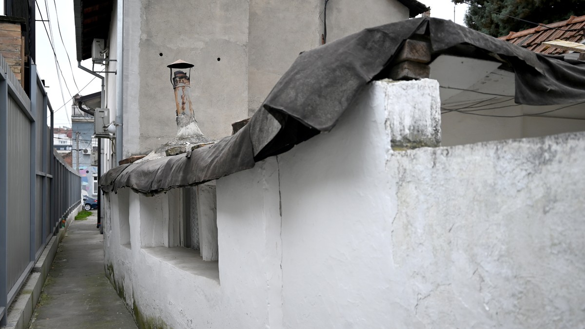 (FOTO, VIDEO) Najuža ulica nalazi se u centru Beograda: U većem delu široka je jedva metar, ovde ni preticanje pešaka nije moguće, a da unesu nov nameštaj ni ne pomišljaju