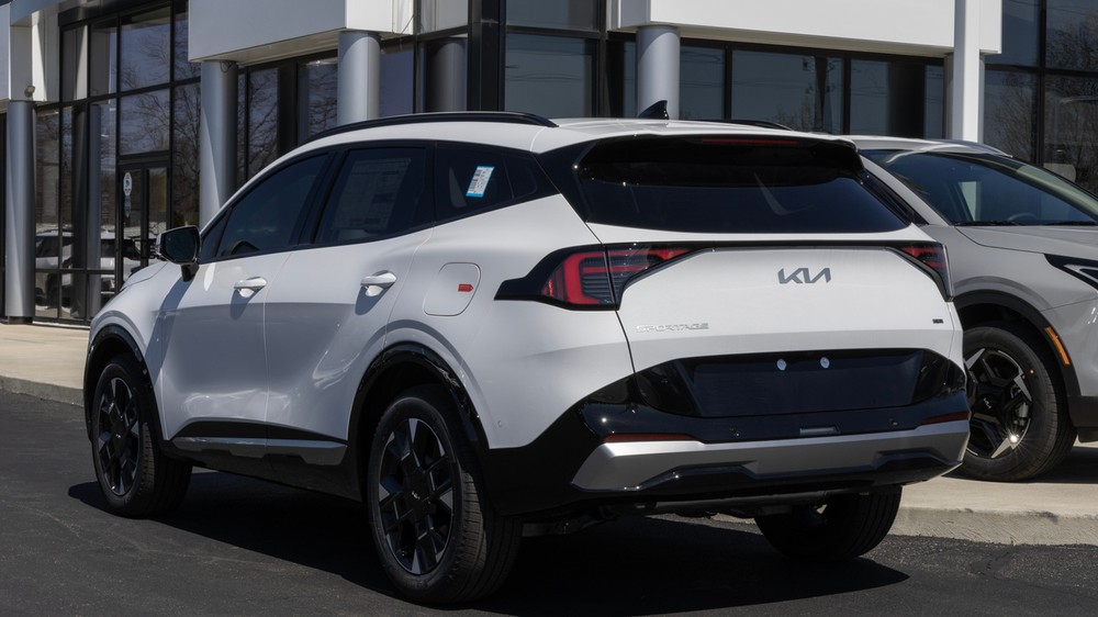 Kia Sportage zaparkovaná pred autosalónom. Spomedzi desiatich analyzovaných modelov zaznamenala najnižší prepad reziduálnej hodnoty – len 42,3 percenta za päť rokov. 