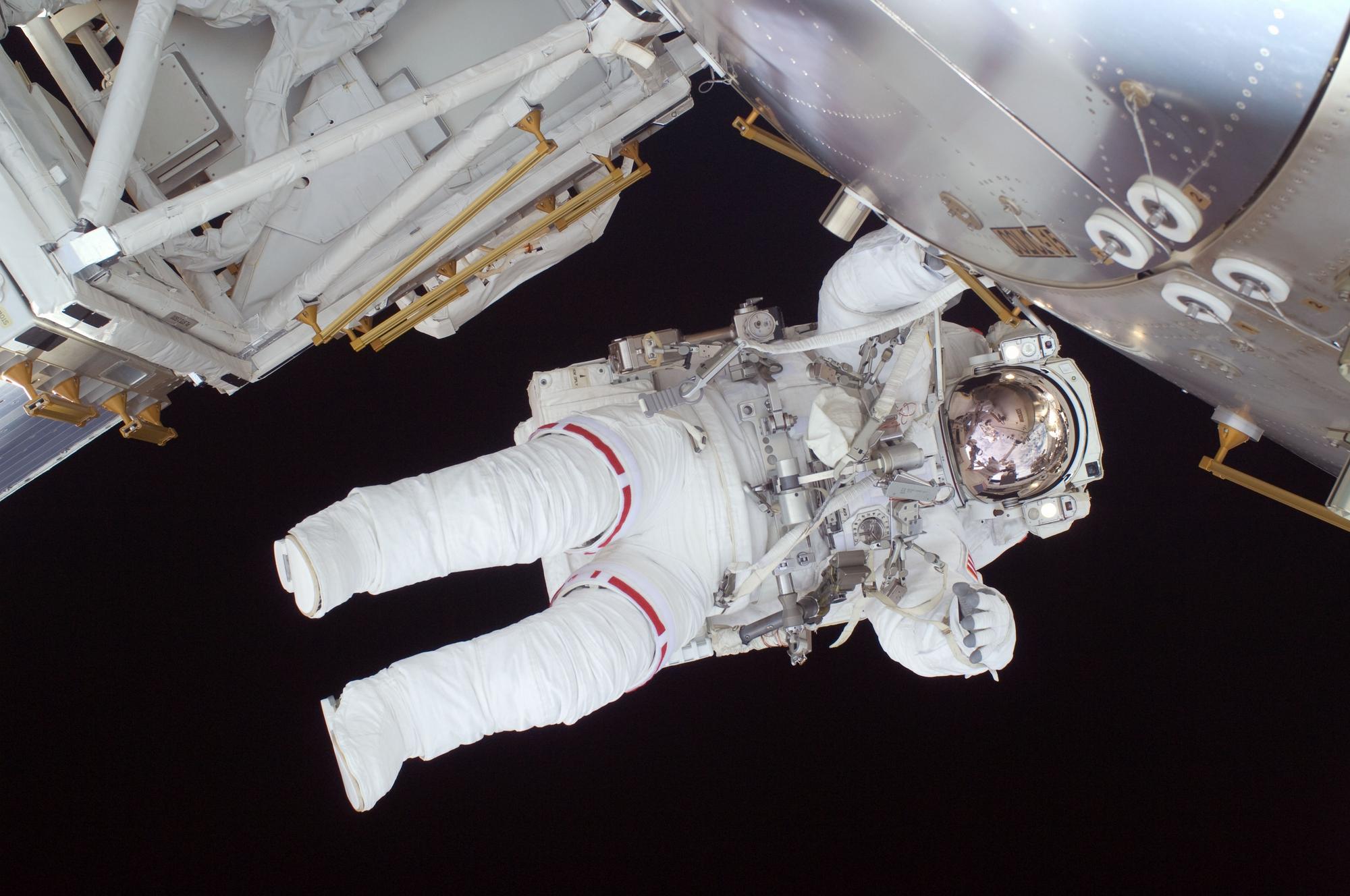 Astronauta trápilo, že sa so ženou nebude môcť nikdy stretnúť, pretože pracuje vo vesmíre.