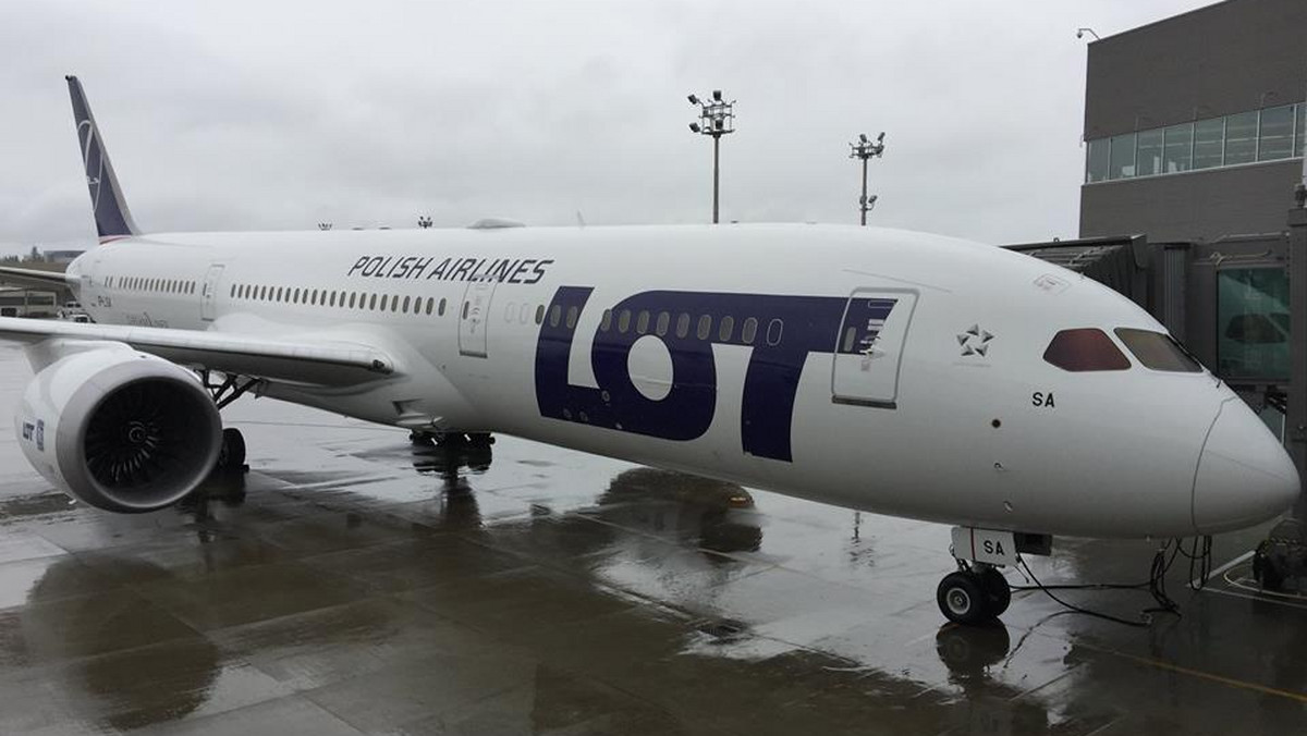 Nowy Boeing 787-9 Dreamliner wylądował dziś w na warszawskim Lotnisku Chopina. Nowa maszyna, po trwającym 9,5 godziny rejsie, przyleciała prosto z fabryki w Everett w USA. To pierwszy z czterech nowych samolotów zamówionych przez nowego przewoźnika.