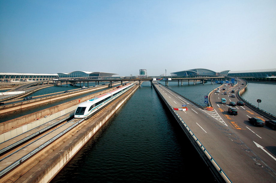 Do lotniska Pudong na przedmieściach Szanghaju można dojechać koleją magnetyczną Maglev