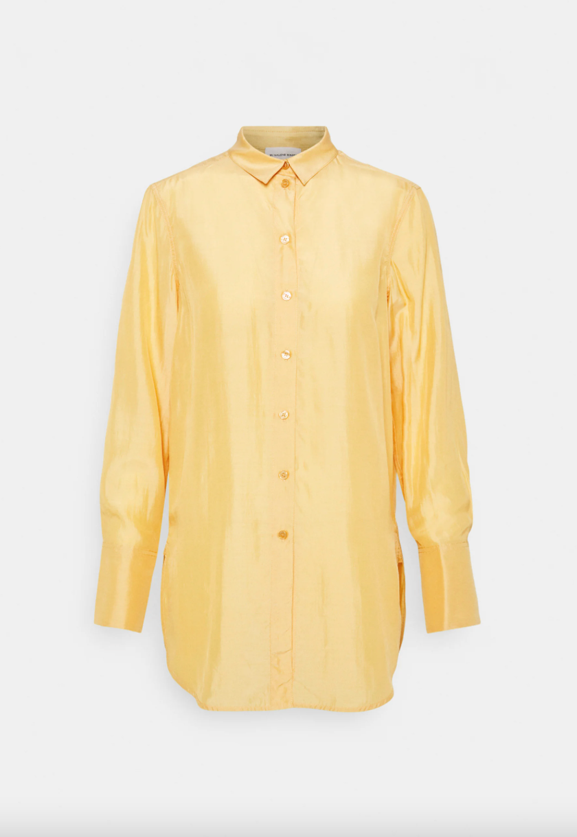 Chemisier jaune «Cologne» By Malene Birger pour 295 francs, via Zalando.
