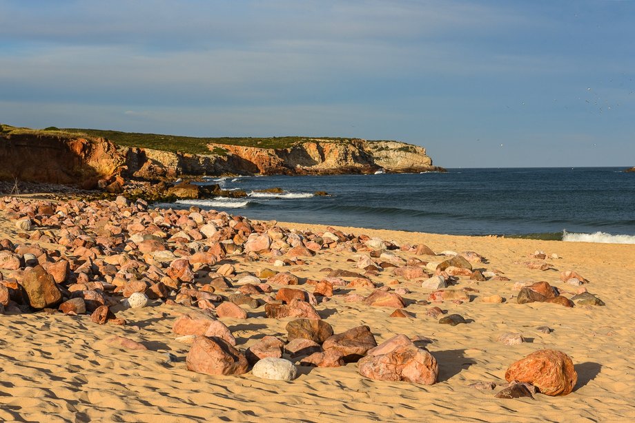 Praia do Martinhal – popularna wśród turystów szeroka piaszczysta plaża otoczona licznymi hotelami.