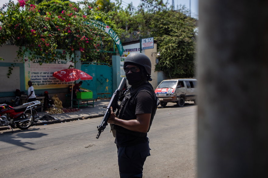 Policja patroluje ulice Port-au-Prince na Haiti