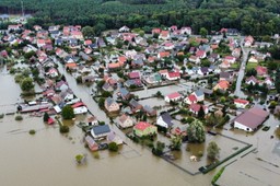 Odra opada, ale walka z wodą trwa. Mieszkańcy i służby przeciwko żywiołowi